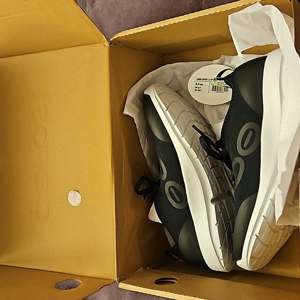 One pair of never worn Oofos tennis shoes.